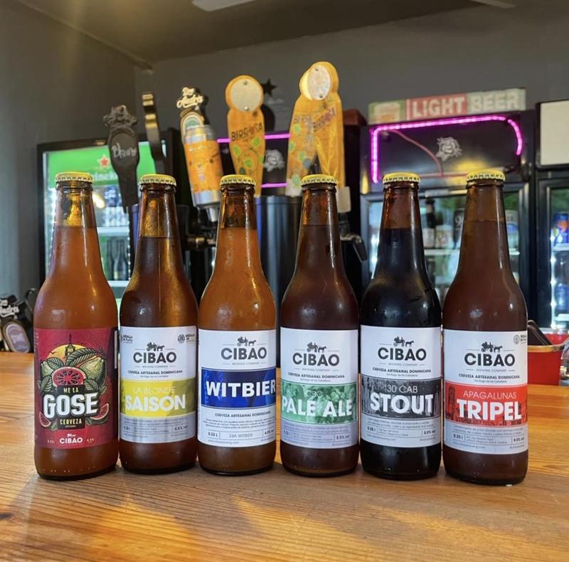 Seis botellas de cerveza artesanal Cibao Brewing Company sobre la barra de Birrosa