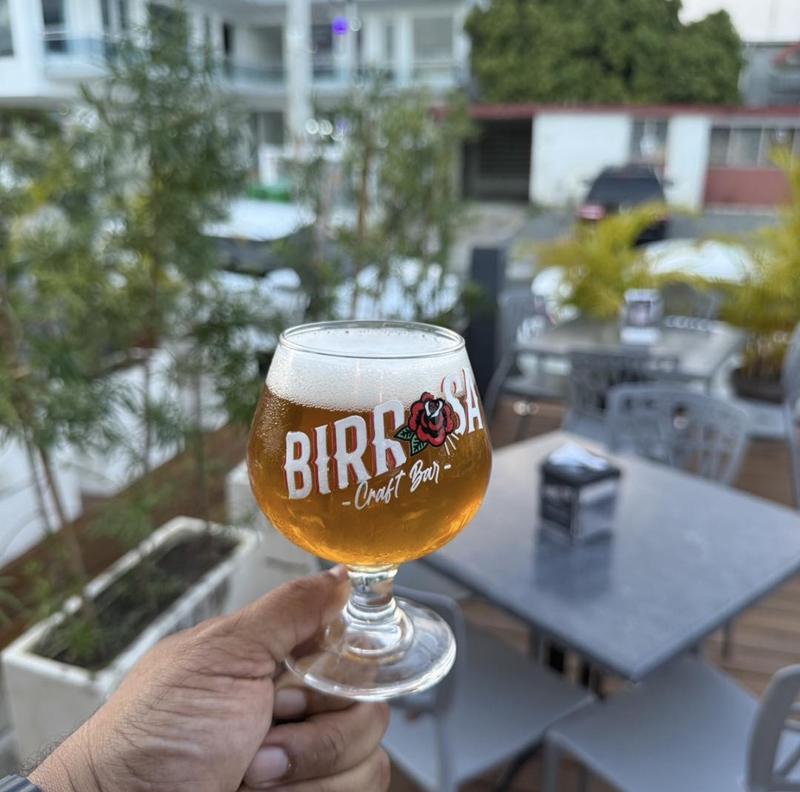 Copa de cerveza con el logo de Birrosa sobre la terraza